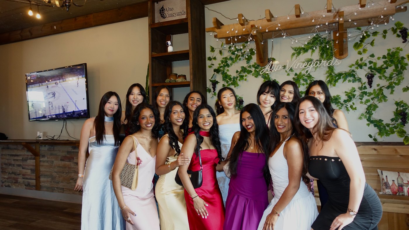 Psi Eta Mu members dressed up for a formal at Alto Vineyards