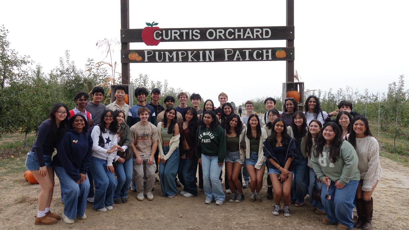 Psi Eta Mu members together at the Curtis Orchard pumpkin patch